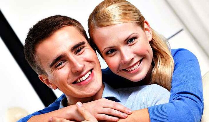 Homem feliz com uma mulher