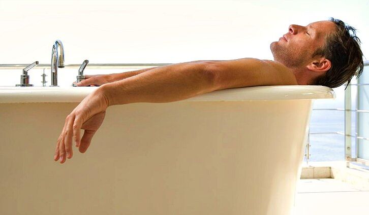 Um homem toma banho com refrigerante