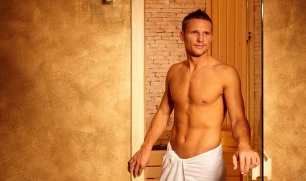 homem no balneário antes de aumentar o pênis