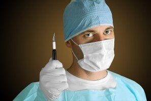 Cirurgião fazendo cirurgia de aumento do pênis por razões médicas