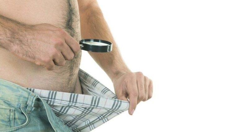 um homem olha dentro de sua calcinha e pensa em aumentar o pênis com refrigerante