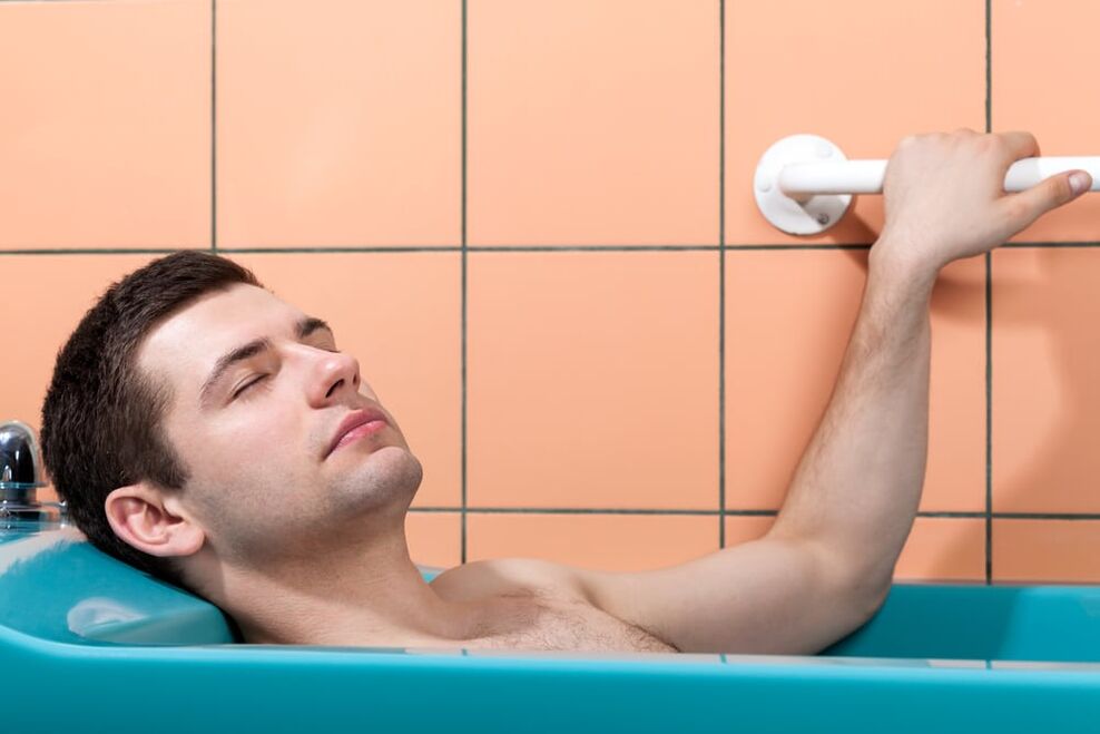 um homem toma banho com bicarbonato de sódio para aumentar seu pênis